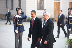 Prazidenti Klaus a Obama přichází na summit.