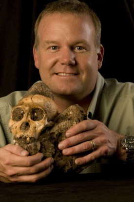 Paleoantropolog Lee Berger s lebkou chlapce druhu A. sediba.