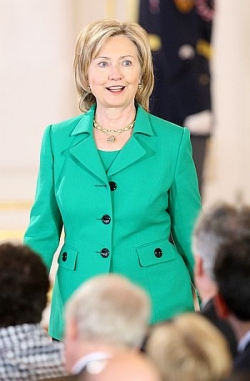 Ministryně zahraničí Hillary Clintonová vchází do Španělského sálu.