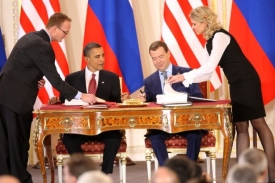 Medveděv a Obama podepisují smlouvu.