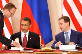 Obama a Medveděv podepisují v Praze smlouvu START.