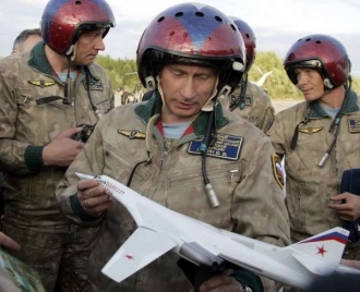 Putin s modelem strategického bombardéru Tupolev 160.