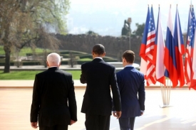 Prezidenti Klaus, Obama a Medveděv si prohlížejí Prahu.