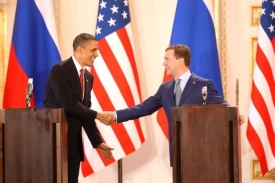Prezidenti Obama a Medveděv po tiskové konferenci na Hradě.