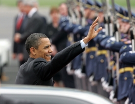 Usměvavý Obama pozdravil novináře a zamířil do letadla.