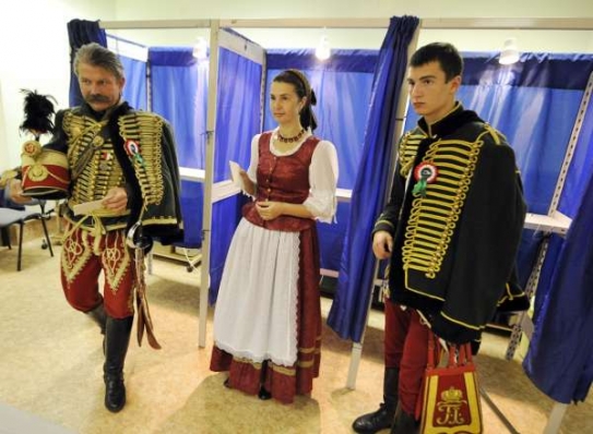 Ctitelé husarských tradic v Maďarsku u voleb (volby do EU 2009).