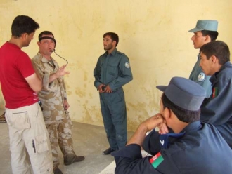 Pánové, ženy nemlátíme. Britští vojáci cvičí afghánské policisty.
