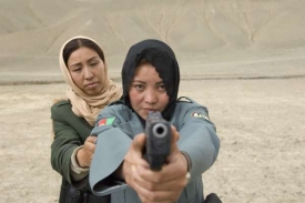 Afghánská policistka při cvičení střelby.