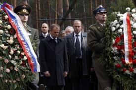 Donald Tusk na ceremonii k uctění 22 tisíc zabitých vojáků v Katyni.