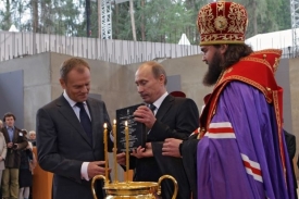 Putin a jeho polský protějšek Tusk při ceremoniálu k uctění obětí.