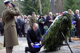 Vladimír Putin při ceremoniálu k uctění obětí v Katyni.