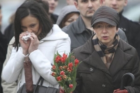 Poláci truchlí, k prezidentskému paláci ve Varšavě kladou květiny.