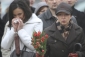 Truchlící pokládají květiny před prezidentský palác ve Varšavě poté, co se objevila zpráva o smrti polského prezidenta Lecha Kaczyńského. (Foto: ČTK/AP).