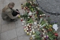 Truchlící zapalují svíčky před prezidentským palácem ve Varšavě. (Foto: ČTK/AP)