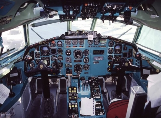 Kokpit letounu Tu-154.