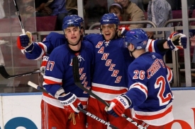 Hokejisté New York Rangers se radují z výhry nad Philadelphií.