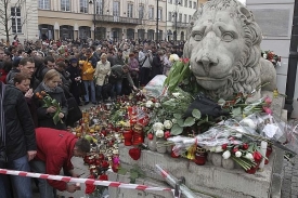Polsko se zahalilo do smutku. Lidé vzpomínají u prezidentského paláce.