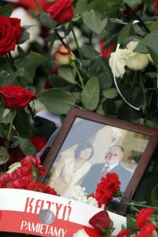 Při neštěstí zemřel polský prezident Lech Kaczyński i první dáma.