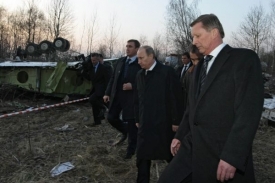 Vladimir Putin (uprostřed) místě neštěstí.