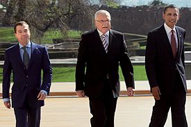 Tři prezidenti v Praze. Odzbrojovací summit právě začíná.