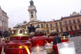 Na náměstí v Cieszyně planou svíce za oběti u Smolenka.