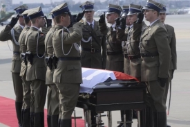 Tělo polského prezidenta bylo převezeno do Varšavy se všemi poctami.