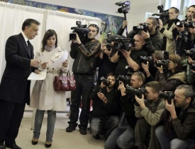 Orbán s dcerou ve volebmí místnosti.