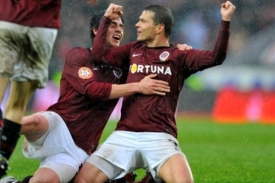 Libor Sionko a Kamil Vacek se radují ze vstřelení gólu v derby.