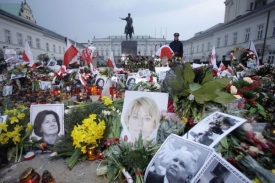 Svíčky, květiny a portréty obětí před Prezidentským palácem, Varšava.
