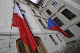 Vlajky v Česku budou o víkendu na půl žerdi.