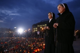 Řádové sestry ve Varšavě oplakávají prezidenta a další oběti.