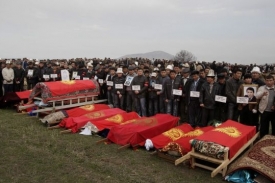 Pohřeb obětí nepokojů v Kyrgyzstánu.