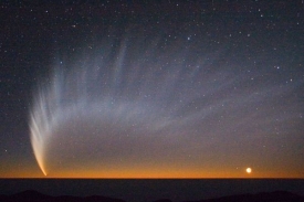 McNaughtova kometa pozorovaná nad Tichým oceánem v roce 2007.