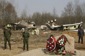 Na místo havárie u Smolenska lidé nosí květiny.