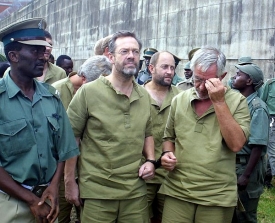 Simon Mann (uprostřed) tvrdí, že byl ve věznici mučen.