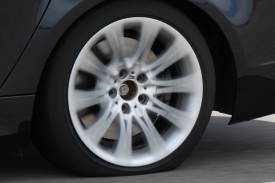 Jezdit na podhuštěných pneumatikách je nebezpečné.