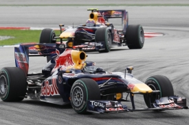 Vozy stáje Red Bull na čele Velké ceny Malajsie.