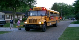 Školní autobus v USA. Na předměstích mají školáci více šancí.