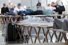 Řada cestujících po celé Evropě na letištích čekala marně.