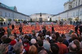 Až osm set tisíc Poláků se rozloučí s oběťmi letecké katastrofy u Katyně.