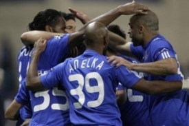 Hráči Chelsea se radují z gólu.