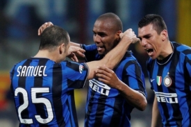 Hráči Interu se radují z gólu.