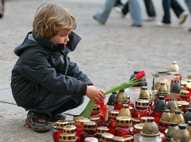 Svíčky před prezidentským palácem ve Varšavě.