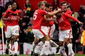 Fotbalisté Manchesteru United mohou slavit další vítězství.