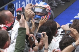 Jenson Button slaví s mechaniky druhé letošní vítězství.