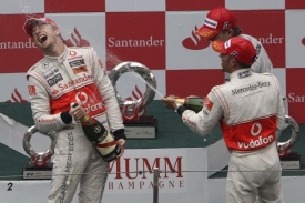 Jenson Button a Lewis Hamilton si vychutnávají double.