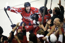 Nicklas Backstrom slaví vítězný gól do sítě Montrealu.
