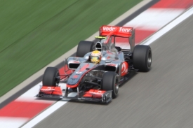 Lewis Hamilton na trati v čínské Šanghaji.