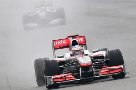 S deštivým počasím se v Šanghaji nejlépe vypořádal Jenson Button.