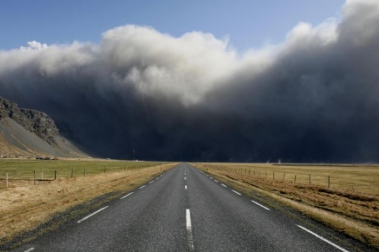 Nepropustný mrak se valí islandskou krajinou.